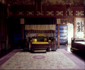 As a woman, Cixi was not supposed to see her officials, who were all male.  So, during audiences she would sit behind the throne and the yellow silk screen.  The child emperor was sometimes seated on the throne in front.