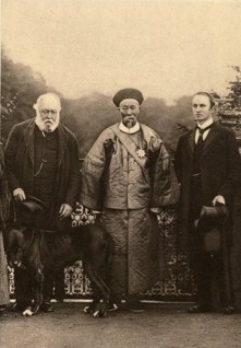 Li Hongzhang (Earl Li), the most important reformer to serve Cixi.  In Britain in 1896, with Lord Salisbury, British Prime Minister (on the left), and Lord Curzon (on the right).