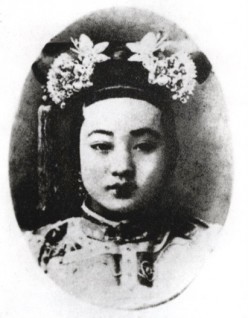 In 1889, Emperor Guangxu took over the running of the empire whereupon Cixi retired.  Guangxu's favourite concubine, Pearl.