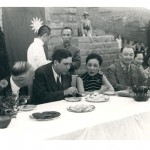 Chongqing, 1942: May-ling (centre) charmed Wendell Willkie (to her right), Roosevelt’s personal representative, who invited her to America. Ching-ling (second right), complained privately that she could not get a word in with Willkie. H.H. Kung is between the sisters 